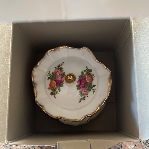 Royal Albert Old Country Roses Lidded Sugar Bowl - Picture 10 of 13